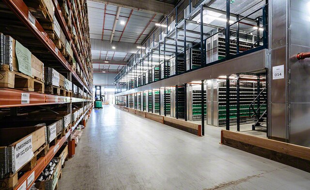 Las estanterías con pasarelas multiplican la superficie útil de almacenaje