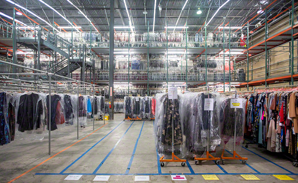El almacén de vestidos para alquilar de Rent the Runway en Estados Unidos El almacén de vestidos para alquilar de Rent the Runway en Estados Unidos