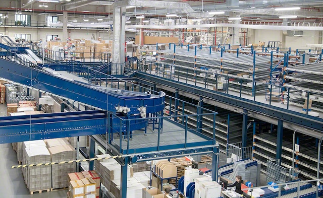 Estanterías con pasarelas que conforman tres plantas de eobuwie.pl