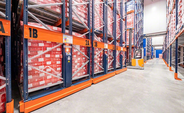 Estanterías sobre bases móviles en la cámara de congelación de Càrniques de Juià