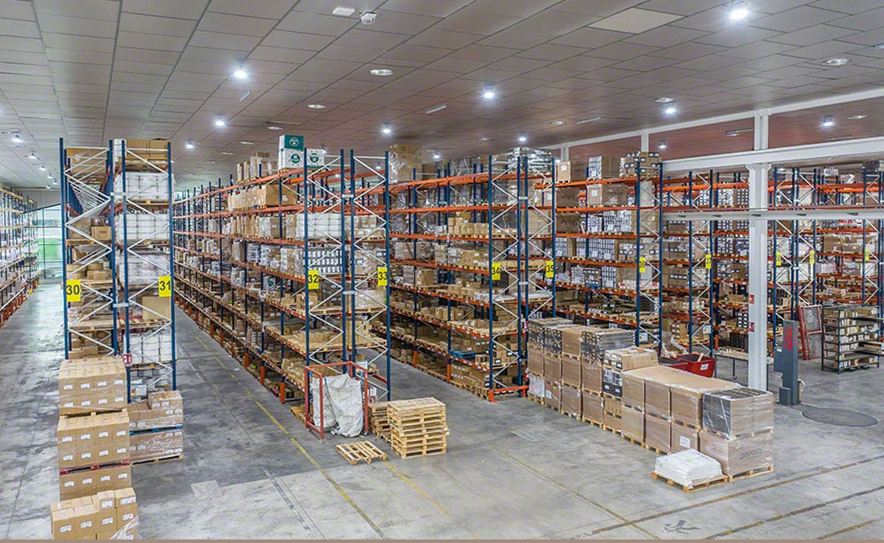 Tres sistemas de almacenaje de Gaviota en su almacén de Villena (España)