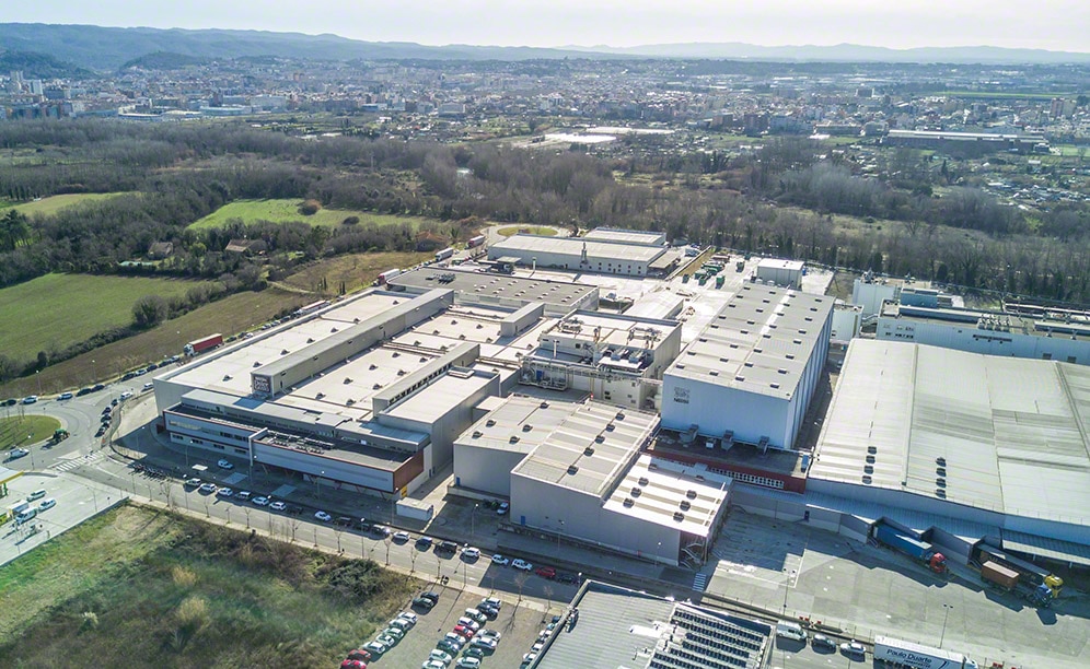 Mecalux construyó un almacén automático autoportante para palets en la fábrica de Nescafé en Girona