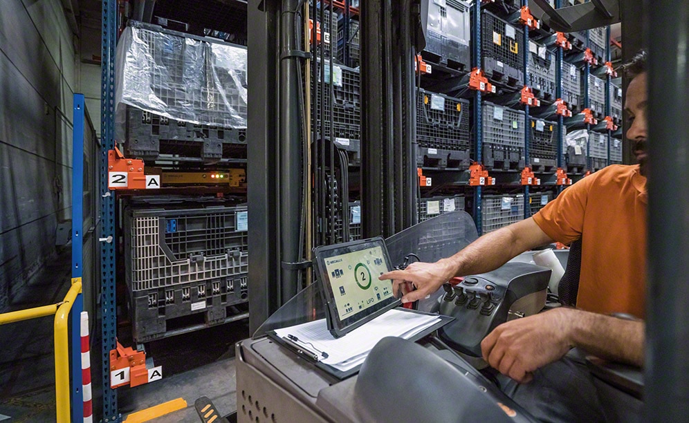 Los operarios dan las órdenes al Pallet Shuttle utilizando una tableta