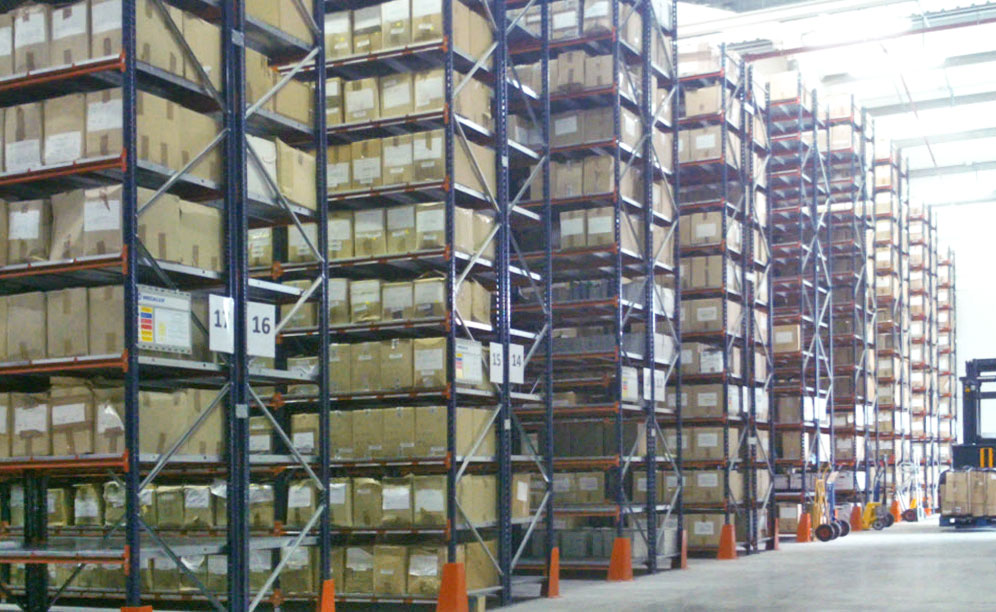 Vista de las estanterías de picking para cargas pesadas m7 del almacén de Banca March