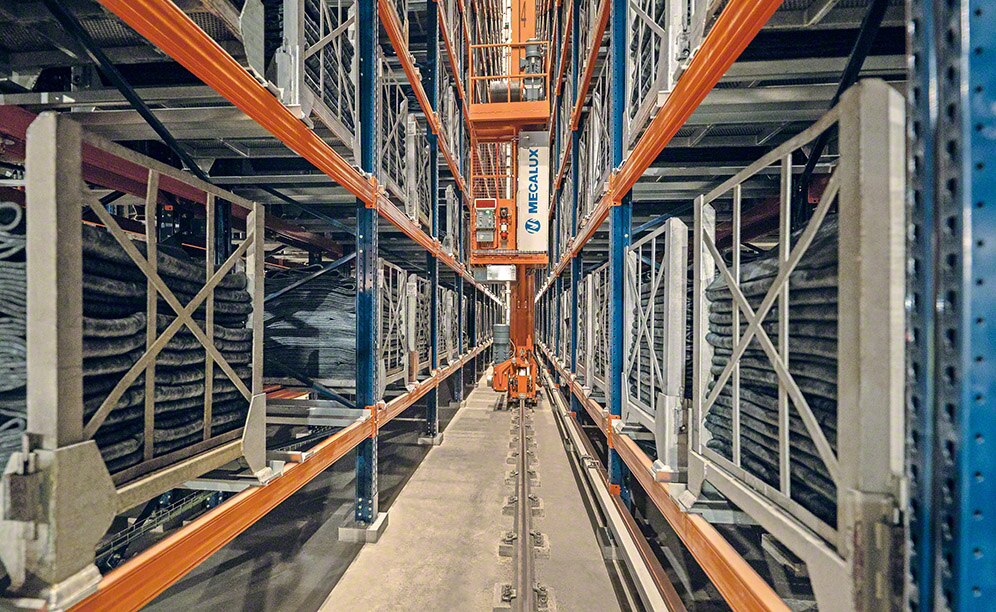 Un transelevador en cada pasillo almacena los contenedores de Michelin