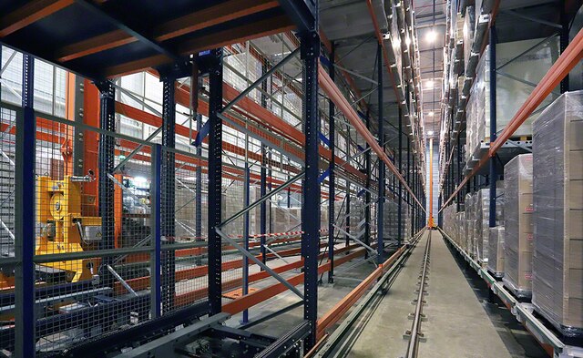 Los transelevadores introducen y retiran los palets de sus ubicaciones