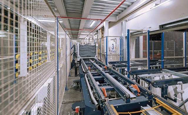 Almacén automático autoportante de Michelin en Vitoria integrado con producción