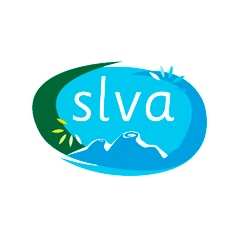 El fabricante lácteo SLVA consigue manipular y almacenar más de 7.400 palets con nueve carros Pallet Shuttle en canales de hasta 20 m de profundidad El fabricante lácteo SLVA consigue manipular y almacenar más de 7.400 palets con nueve carros Pallet Shuttle en canales de hasta 20 m de profundidad