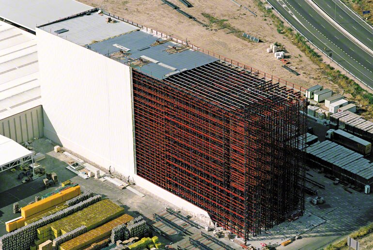 La cubierta y el exterior de los almacenes autoportantes