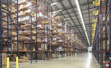 Estanterías convencionales para palets resuelven los problemas de espacio del mayorista de ropa SanMar en su centro de distribución de Dallas Estanterías convencionales para palets resuelven los problemas de espacio del mayorista de ropa SanMar en su centro de distribución de Dallas