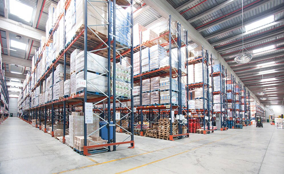https://mecaluxes.cdnwm.com/documents/20128/431940/PCaseImage%20-%20ImageList%20-%20Cp-carreras-grupo-logistico-conventional-pallet-racking.jpg/571e2eef-3d1a-a87b-1910-2512e2ac7f13?t=1644932964000&e=jpg