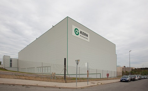 El laboratorio farmacéutico Kern Pharma construye un almacén autoportante automático que combina transelevadores para palets y para cajas