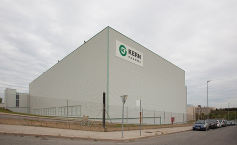 El laboratorio farmacéutico Kern Pharma construye un almacén autoportante automático que combina transelevadores para palets y para cajas El laboratorio farmacéutico Kern Pharma construye un almacén autoportante automático que combina transelevadores para palets y para cajas