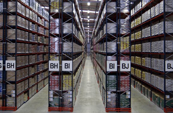 Un almacén con estanterías convencionales para más de 30.000 palets en Perú