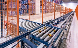 Transportadores para palets: elevado rendimiento y manipulación automatizada de la mercancía Transportadores para palets: elevado rendimiento y manipulación automatizada de la mercancía