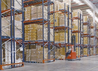 Dos sistemas de almacenaje en el centro de distribución de Eurofred en España