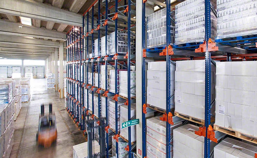 Los operarios dan las órdenes al Pallet Shuttle utilizando una tableta Los operarios dan las órdenes al Pallet Shuttle utilizando una tableta