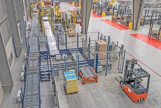 Un transportador comunica distintas operativas de un centro de producción