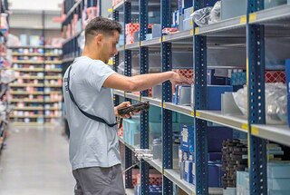 Las estanterías ligeras agilizan las tareas de picking en almacenes del sector e-commerce