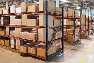 Las estanterías para cargas pesadas y media carga pueden resultar muy prácticas en almacenes de paquetería