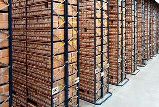 Las estanterías de cargas pesadas son habituales en archivos y centros documentales