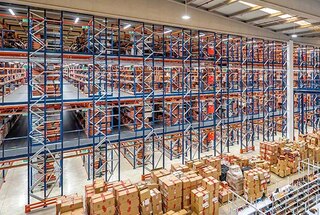 Los pasillos elevados facilitan la preparación de pedidos en almacenes e-commerce