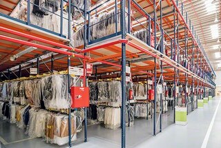 Los pasillos elevados posibilitan el almacenamiento de prendas colgadas