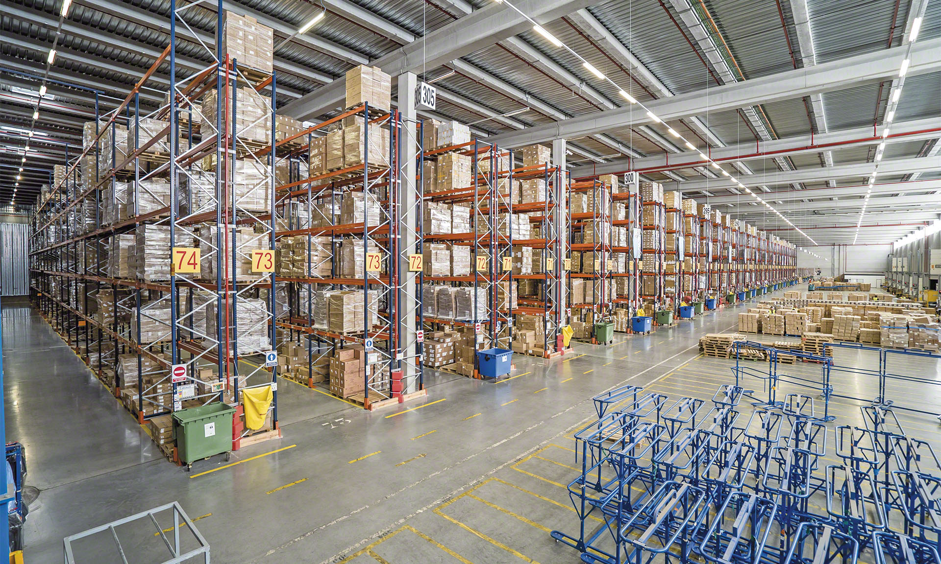 El almacén de DHL dotado con estanterías de paletización convencional está capacitado para almacenar más de 90.000 palets