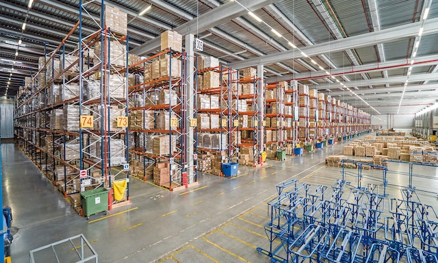 El almacén de DHL dotado con estanterías de paletización convencional está capacitado para almacenar más de 90.000 palets