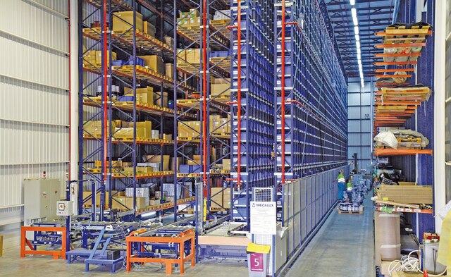 Mecalux combinó un almacén automático para cajas y palets y un almacén con estanterías cantilever destinada a piezas voluminosas