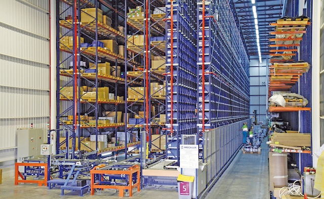 Mecalux combinó un almacén automático para cajas y palets y un almacén con estanterías cantilever destinada a piezas voluminosas