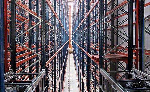 https://mecaluxes.cdnwm.com/documents/20128/682576/PCaseImage+-+ImageList+-+0+-+Cp-kh-lloreda-conveyor-system-for-pallets+-+es_ES.jpg/63cfa15d-1d9a-5a71-2433-72c15a568d39?t=1490351617000&e=jpg