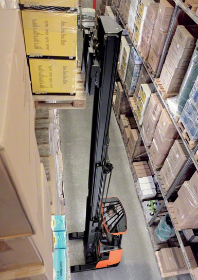 Las carretillas retráctiles son las más usadas para trabajar dentro de los almacenes.