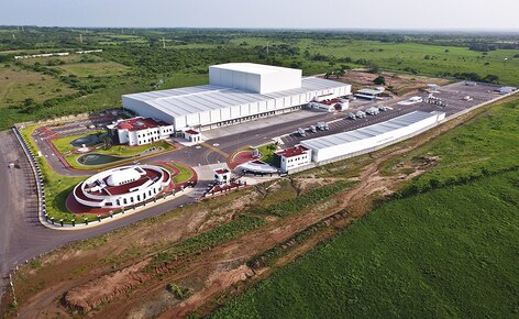 Sobre una superficie de 4.610 m2, Mecalux ha construido un almacén automático autoportante de aproximadamente 30 m de altura y una capacidad para más de 28.000 palets