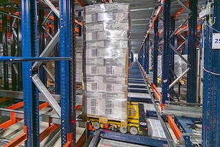 El 4-Way Pallet Shuttle llega a la ubicación asignada para depositar el palet
