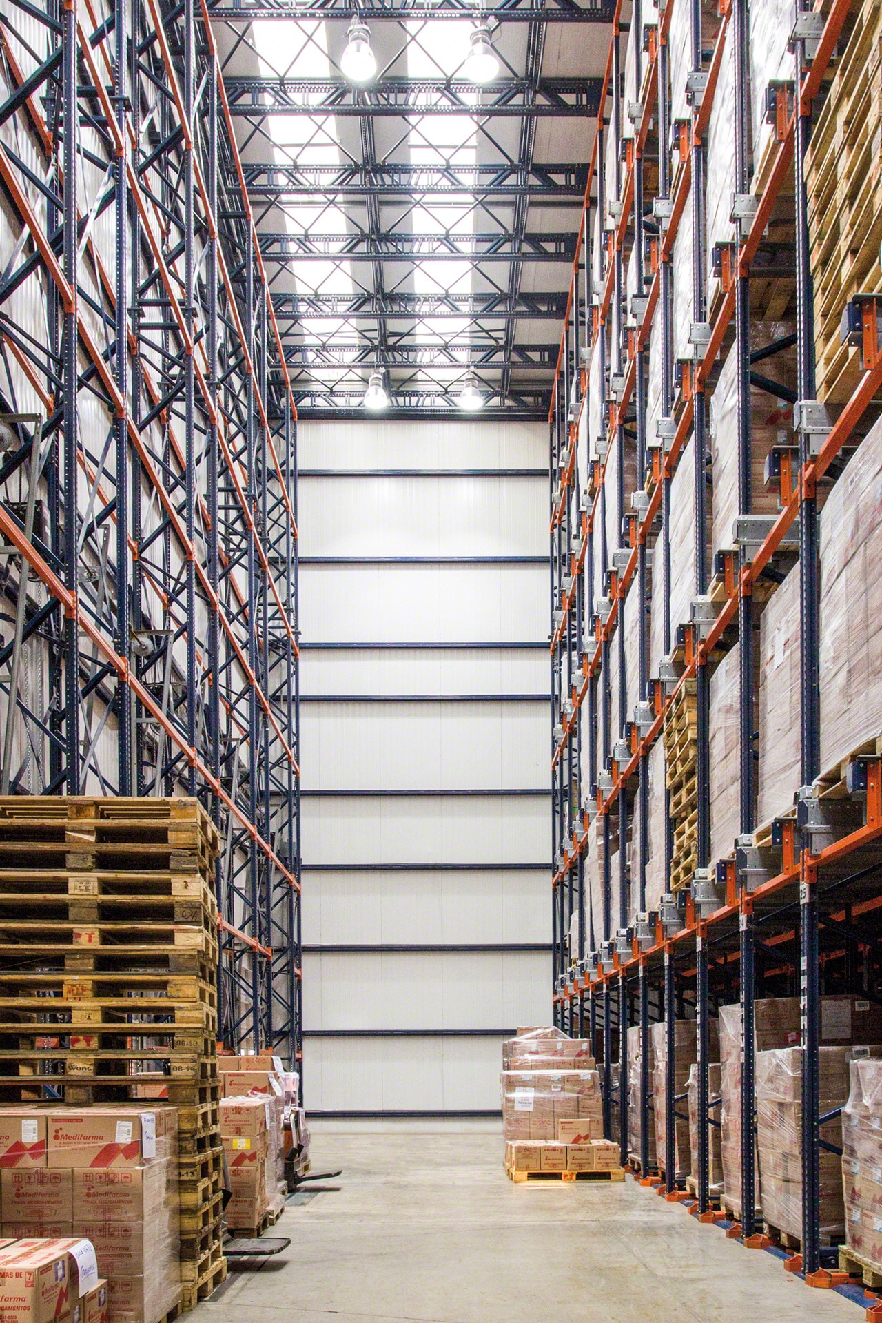 En un almacén autoportante el Pallet Shuttle contribuye a maximizar todavía más la capacidad de almacenaje