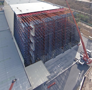 La instalación de estanterías de gran altura es habitual en almacenes autoportantes