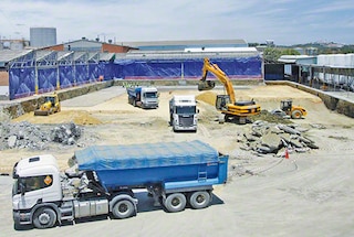 El montaje del almacén autoportante se inicia con la construcción de la losa