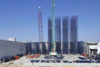 El montaje de la estructura comienza con la instalación de las racks autoportantes