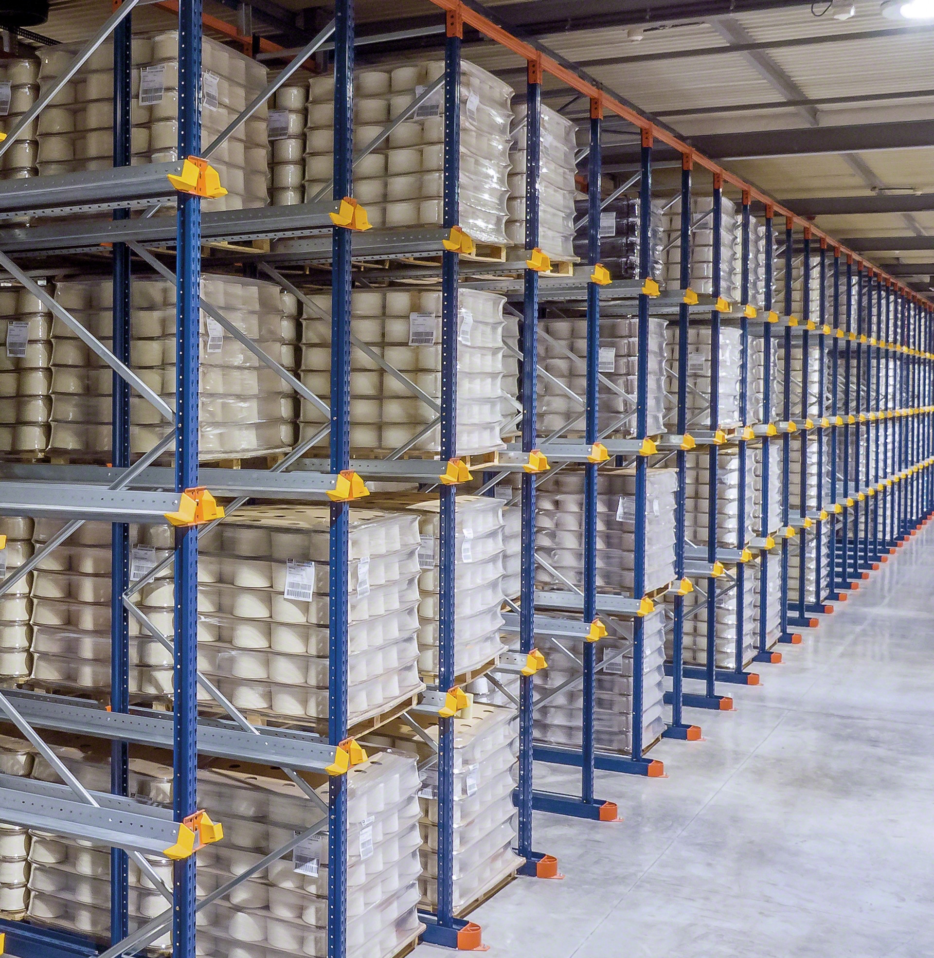 Los sistemas drive-in disponen de múltiples calles por donde los equipos de manutención acceden a los palets