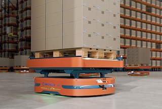 Los robots AMR transportan palets por el interior del almacén