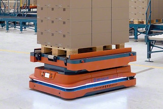 Los robots AMR transportan palets por el interior del almacén