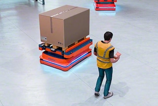 Los robots AMR pueden detectar obstáculos y reajustar su trayectoria para esquivarlos