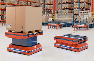 Los AMR para palets de Mecalux están disponibles en diferentes alturas, ajustándose a las exigencias del cliente