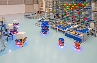 Los AMR operan con total seguridad en entornos donde también intervienen personas y otros sistemas automáticos