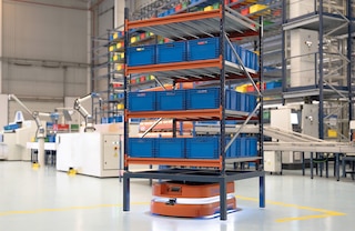 Los AMR pueden transportar estanterías de picking