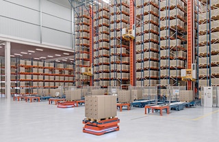 Los robots AMR 1500 Pallet Conveyor son idóneos para abastecer la cabecera de un almacén automático de palets