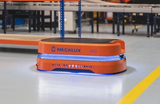 Los robots móviles autónomos navegan libremente por el almacén