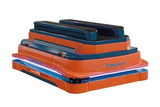 El AMR 1500 con plataforma de elevación puede transferir cargas hacia plataformas fijas o transportadores