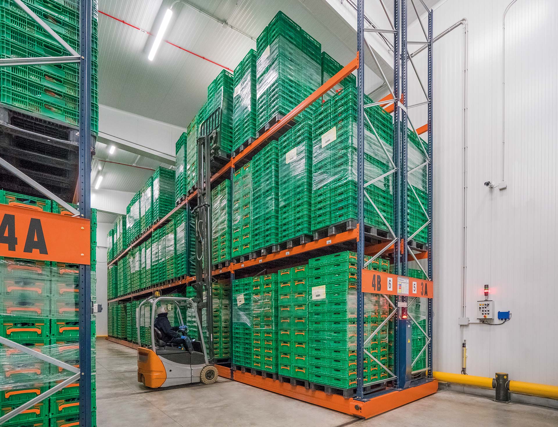 Este sistema de almacenamiento móvil es idóneo para el sector de la alimentación, donde suele haber pocos palets por referencia